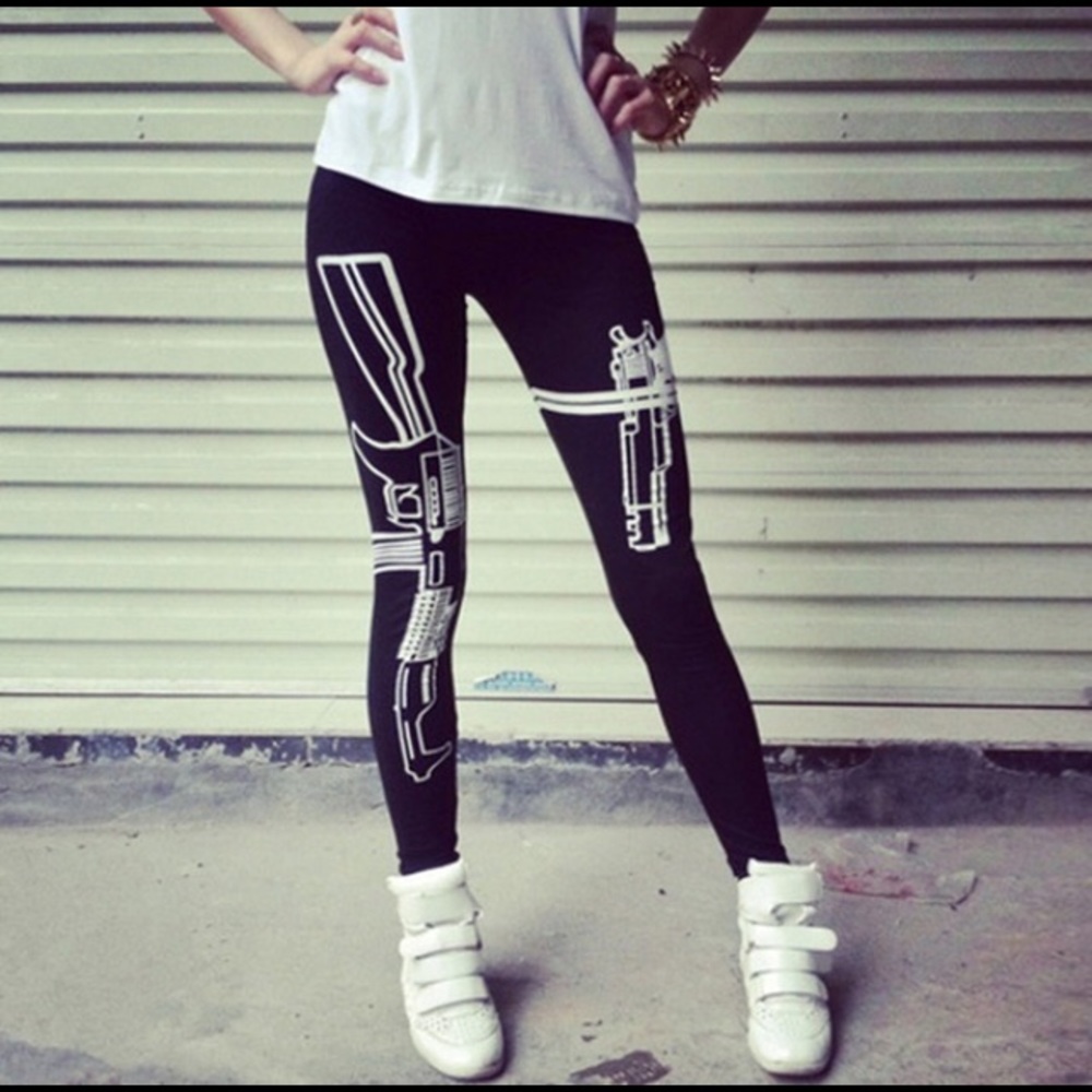 🖤 NWOT Black Gun Printed Leggings